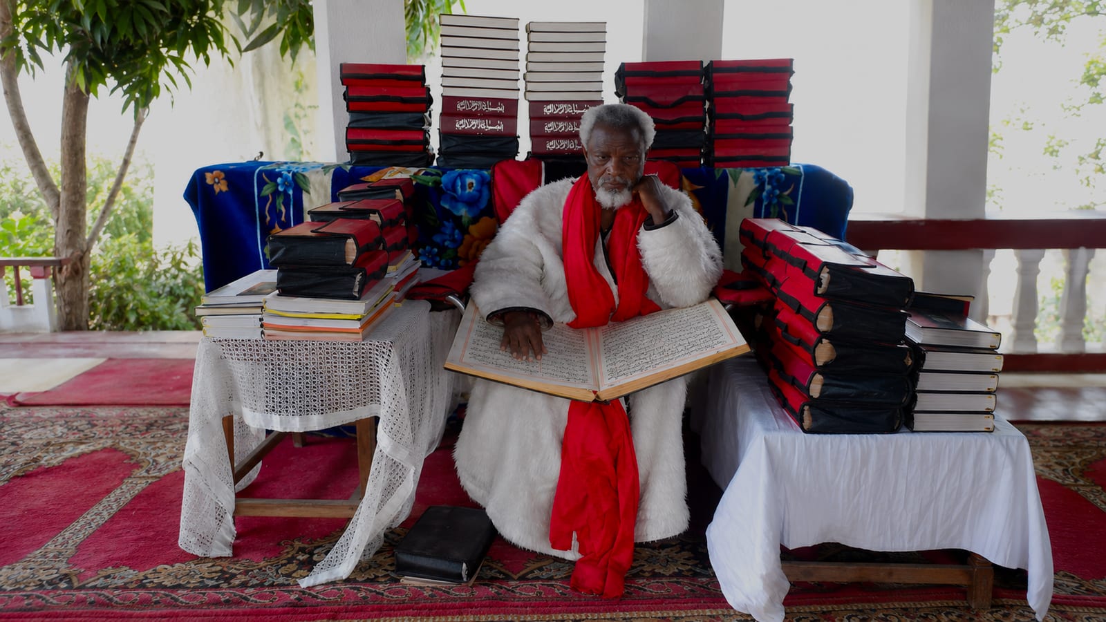 Grands ouvrages manuscrits ouverts sur une table de travail